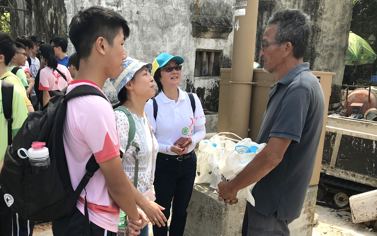  向村民派送應急物資